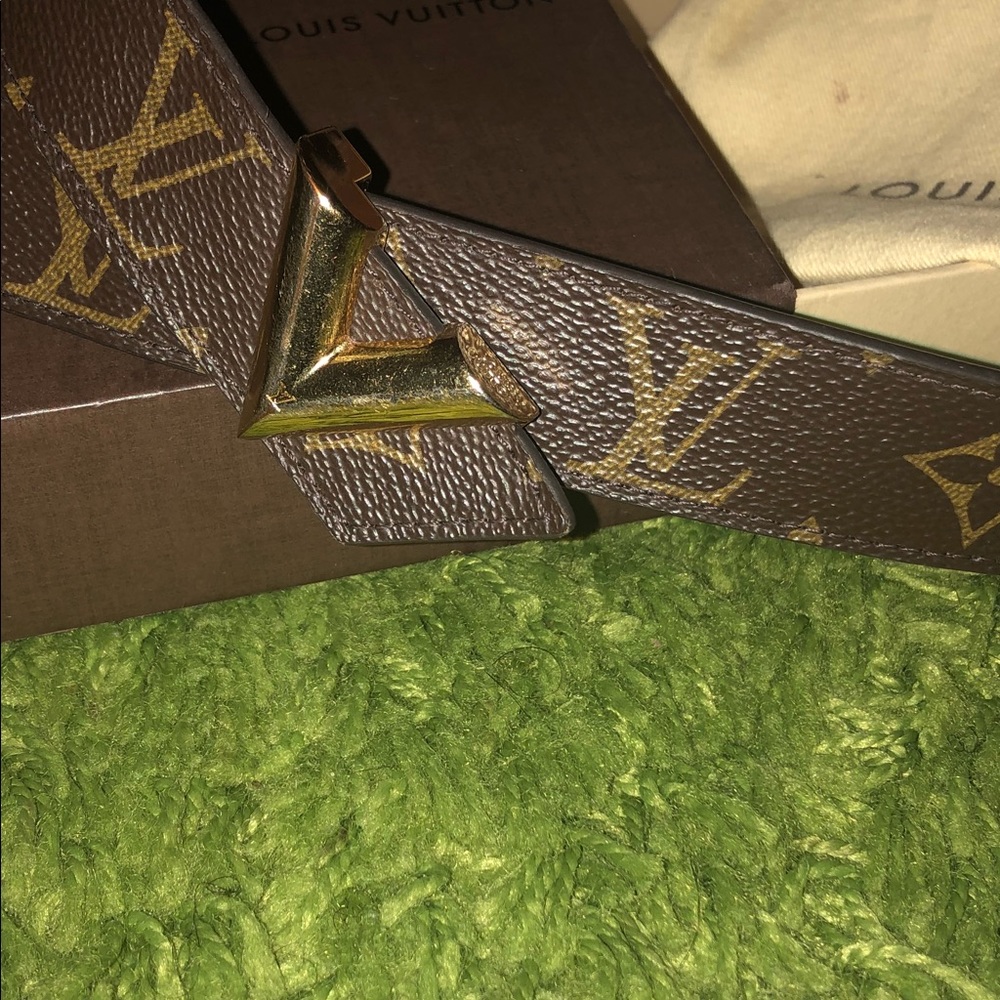 Authentic Essential V 30 MM Louis Vuitton Belt